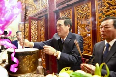 Bí thư Tỉnh ủy Bùi Minh Châu và Chủ tịch UBND tỉnh Bùi Văn Quang dâng hương tưởng nhớ các Vua Hùng. (Ảnh: Đại Lâm/TTXVN)