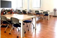 Phòng học ngày 19/3 trống trơn, không có giáo viên, học sinh. (Ảnh: Phụ huynh cung cấp)