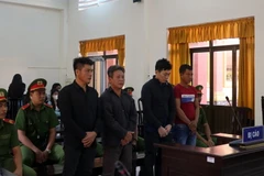 Các bị cáo tại phiên tòa của vụ án tổ chức cho người khác xuất cảnh trái phép tại Kiên Giang. (Ảnh: Lê Huy Hải/TTXVN)