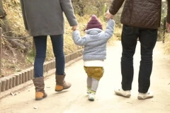 Nhật Bản đặt mục tiêu nâng tỷ lệ nam giới nghỉ chăm sóc trẻ em tại các công ty tư nhân lên 50% vào năm 2025. (Nguồn: NHK)