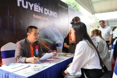 Sinh viên và người tìm việc tham gia Ngày hội tuyển dụng chuyên ngành Kinh tế năm 2024. (Ảnh: Thanh Vũ/TTXVN)