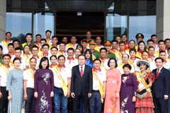 Chủ tịch Quốc hội Trần Thanh Mẫn với đại biểu người hiến máu tình nguyện tiêu biểu toàn quốc năm 2024. (Ảnh: Thống Nhất/TTXVN)