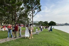 Du khách thoải mái vui chơi bên hồ Xuân Hương, Đà Lạt. (Ảnh: TTXVN phát)