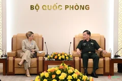 Thượng tướng Hoàng Xuân Chiến hội kiến bà Patricia Miralles. (Nguồn: báo Quân đội Nhân dân)