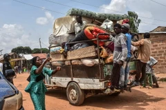 Người dân sơ tán tránh bạo lực tại Nigeria. (Ảnh minh họa: AFP/TTXVN)