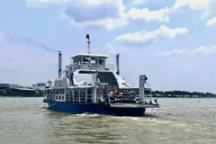 Phà Châu Giang vượt sông Hậu nối thành phố Châu Đốc và thị xã Tân Châu, tỉnh An Giang. (Ảnh: Thanh Sang/TTXVN)