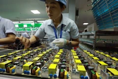 Lắp ráp linh kiện điện tử dùng cho ngành máy in tại Công ty TNHH công nghệ điện tử Chee Yuen Việt Nam, vốn đầu tư của Đài Loan, Trung Quốc ở khu công nghiệp An Dương, huyện An Dương. (Ảnh: Vũ Sinh/TTXVN)