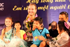 Nick Vujicic hội ngộ 21 tấm gương “tỏa sáng nghị lực Việt Nam”