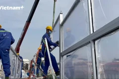 [Video] Hà Nội lắp đặt tấm chắn ồn cho đường Vành đai 3 trên cao