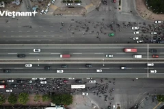 Tắc nghẽn tại cổng bến xe Mỹ Đình sáng 1/7 (Ảnh: Hoàng Đạt/Vietnam+)