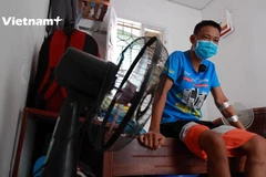 Một bệnh nhân chạy thận tại "Xóm chạy thận" Lê Thanh Nghị. (Ảnh: Hoàng Đạt/Vietnam+)