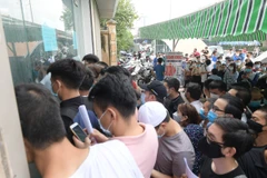 Cảnh tượng hỗn loạn tại Viện kiểm định Quốc gia vaccine và sinh phẩm y tế (Ảnh: TTXVN phát)