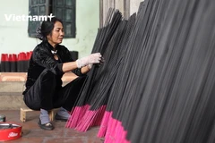 Những que hương có chiều cao gần nửa mét (Ảnh: Lâm Phan/Vietnam+) 