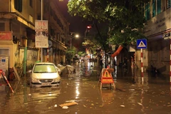 Một tuyến phố tại trung tâm Hà Nội ngập nặng (Ảnh: Hoàng Đạt/Vietnam+)