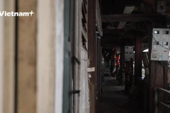 Hành lang tại khu tập thể gần 70 năm tuổi ở Hà Nội. (Ảnh: Hoàng Đạt/Vietnam+)