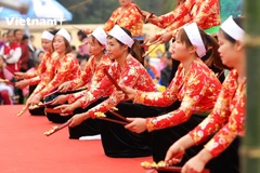 Những tiết mục văn nghệ đặc sắc của người dân tộc Mường tại phiên chợ. (Ảnh: Lâm Phan/Vietnam+)