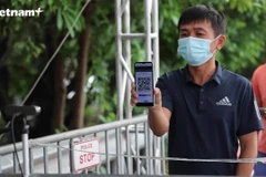 Video cảnh Hà Nội quản lý người dân đi qua chốt bằng mã QR