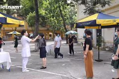 Diễn tập đo thân nhiệt tại cổng trường (Ảnh: Hoàng Đạt/Vietnamm+)