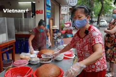 Hàng quán mở cửa trở lại (Ảnh: Hoàng Đạt/Vietnam+)