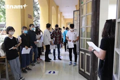 Các thí sinh chuẩn bị bước vào phòng thi (Ảnh: Hoàng Đạt/Vietnam+) 