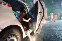 Hà Nội nhiều điểm ngập úng sau cơn mưa to, gây khó khăn cho người dân