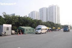 Chốt kiểm dịch tại chân cầu Phù Đồng thông thoáng (Ảnh: Hoàng Đạt/Vietnam+)