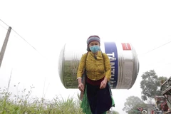 [Video] Người dân vùng cao 'vỡ oà' hạnh phúc cõng bình nước về nhà