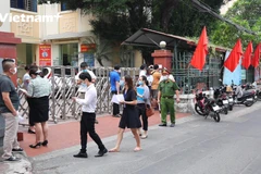 Xếp hàng chờ xác nhận giấy đi đường: Tiềm ẩn nguy cơ lây lan dịch bệnh