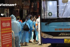 UBND Quận Thanh Xuân di chuyển các hộ dân khỏi ổ dịch phức tạp. (Ảnh: Vietnam+)