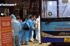 UBND Quận Thanh Xuân di chuyển các hộ dân khỏi ổ dịch phức tạp. (Ảnh: Vietnam+)