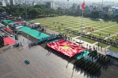 Lễ thượng cờ trang nghiêm tại quảng trường thành phố Pleiku (Ảnh: Lâm Phan/Vietnam+) 