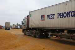 Mắc kẹt tại cửa khẩu, hàng nghìn xe nông sản quay đầu bán tháo 