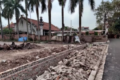 Gần đây, báo chí phản ánh việc khuôn viên chùa Vàng bị đập tường, chặt cây và xây thụt lùi vào phía trong. Cơ quan chức năng đã vào cuộc xử lý. (Ảnh: PV/Vietnam+)