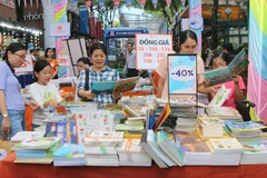 Đông đảo phụ huynh, học sinh thành phố tham quan tại Hội sách thiếu nhi Thành phố Hồ Chí Minh. (Ảnh: Thanh Vũ/TTXVN)