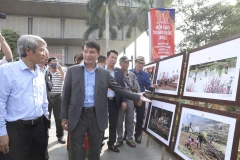 Phó Chủ tịch Thường trực Hội Nhà báo Việt Nam Nguyễn Đức Lợi, Trưởng Ban tổ chức Hội báo toàn quốc 2022 cùng các đại biểu tham quan triển lãm ‘Những nẻo đường xuân.’ (Ảnh: Minh Quyết/TTXVN)