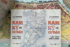 Hai cuốn sách ghép lại tạo thành bản đồ hoàn chỉnh vùng đất miền Nam thế kỷ 19. (Ảnh: PV/Vietnam+)