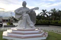 Tượng nhạc sỹ Trịnh Công Sơn cao 2,4m bên bờ biển Quy Nhơn. (Ảnh: Nguyên Linh/TTXVN)