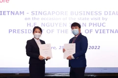 Đại diện Tập đoàn TH và HAO Mart ký kết biên bản ghi nhớ về hợp tác tiêu thụ và quảng bá các sản phẩm sữa tươi sạch và nông sản, thực phẩm tươi sạch, an toàn, hữu cơ của TH tại Singapore. (Ảnh: Vietnam+)