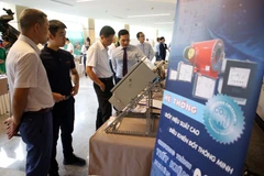 Đại biểu tham quan mô hình các hệ thống sử dụng tiết kiệm năng lượng tại Hội nghị Tiết kiệm năng lượng toàn quốc năm 2022 tại Đà Nẵng. (Ảnh: Trần Lê Lâm/TTXVN)