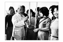 Sách mới hé lộ những hình ảnh quý về Bác Hồ với thể dục thể thao