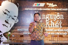 Nhà thơ Hồng Thanh Quang chia sẻ về kế hoạch tổ chức đêm thơ nhạc. (Ảnh: PV/Vietnam+)