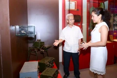 Nhà báo Lê Quốc Trung, nguyên Tổng Giám đốc Thông tấn xã Việt Nam, giới thiệu về các hiện vật của Thông tấn xã Giải phóng trưng bày tại Bảo tàng Báo chí Việt Nam. (Ảnh: Minh Quyết/TTXVN)