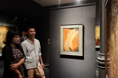 Khám phá khu vườn bí ẩn trong tranh sơn mài của họa sĩ Vũ Văn Tịch