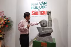 Trung tướng Hữu Ước giới thiệu về tác phẩm điêu khắc đầu tay. (Ảnh: Minh Thu/Vietnam+)