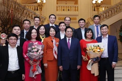 Thủ tướng Phạm Minh Chính với lãnh đạo, cán bộ và các tác giả, nhóm tác giả đoạt Giải Báo chí Toàn quốc về Xây dựng Đảng lần thứ VI, năm 2021 của Thông tấn xã Việt Nam. (Ảnh: Dương Giang/TTXVN)