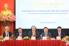 Các đại biểu chủ trì hội thảo về truyền thông chính sách. (Ảnh: Phương Hoa/TTXVN)
