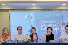 Cục trưởng Cục Nghệ thuật Biểu diễn, nghệ sỹ ưu tú Trần Ly Ly chia sẻ về vở diễn tại buổi họp báo ngày 7/5. (Ảnh: PV/Vietnam+)