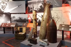 Triển lãm 'Hà Nội 1972': Cận cảnh quả bom từng rơi xuống Khâm Thiên