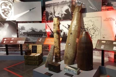 Triển lãm 'Hà Nội 1972': Cận cảnh quả bom từng rơi xuống Khâm Thiên