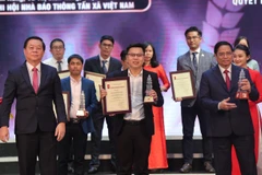 Phóng viên Võ Mạnh Hùng đại diện nhóm tác giả lên nhận giải A. (Ảnh: Hoài Nam/Vietnam+)